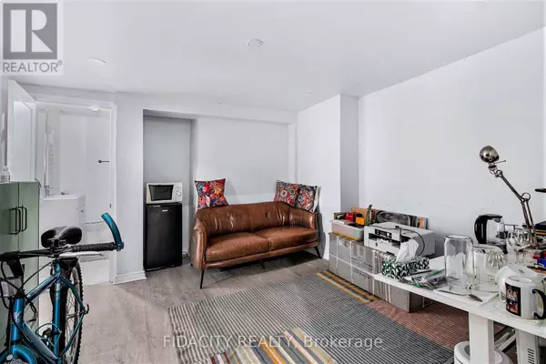 Ottawa, ON K1R5K4,640 SOMERSET STREET W