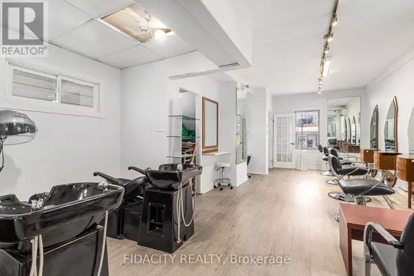 Ottawa, ON K1R5K4,640 SOMERSET STREET W