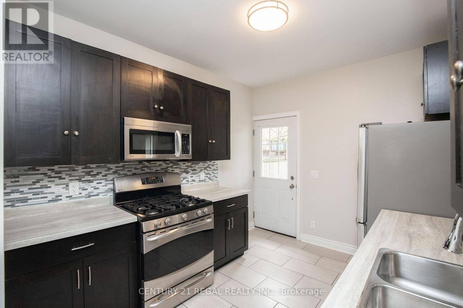 Hamilton (blakeley), ON L8M1X2,112 MAPLEWOOD AVENUE