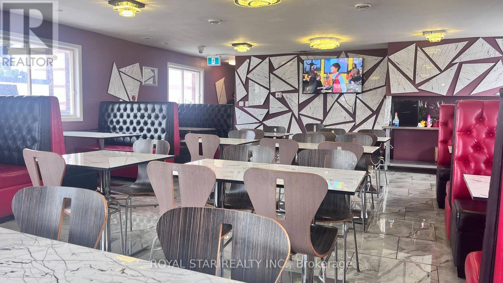 Niagara Falls (clifton Hill), ON L2G3W4,5284 Ferry ST #A and C