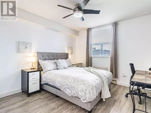 Hamilton (dundas), ON L9H2P7,23 Main ST #406
