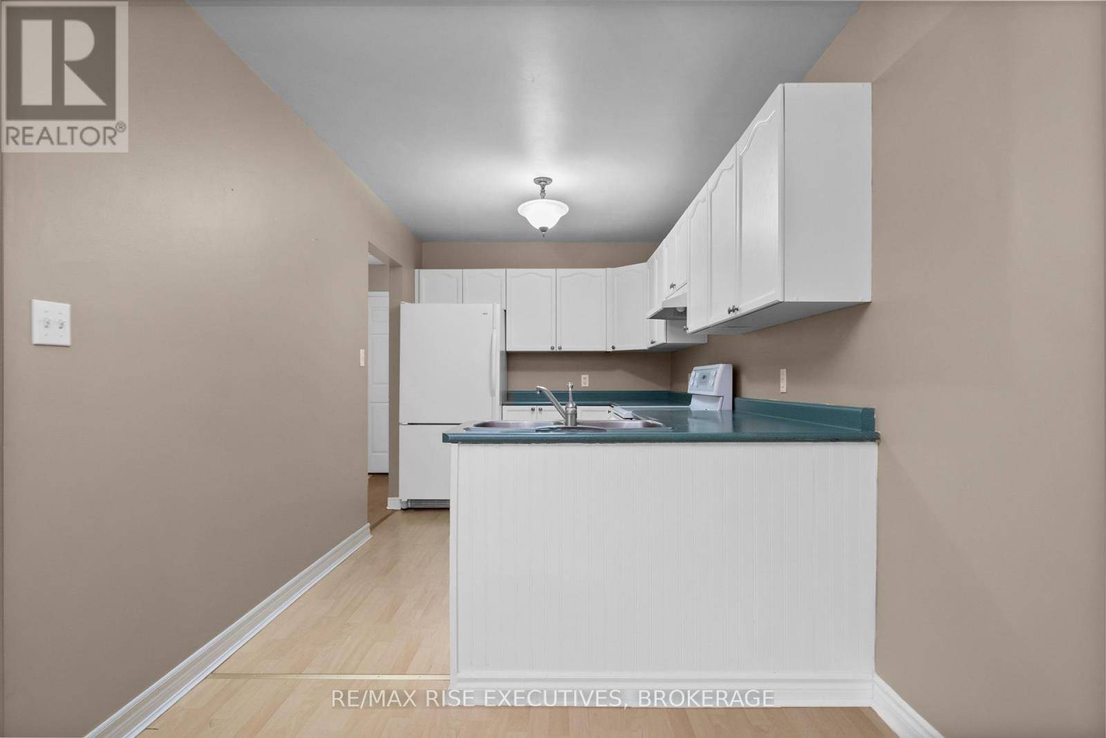Kingston (east Gardiners Rd), ON K7M8W8,484 GRANDTRUNK AVENUE