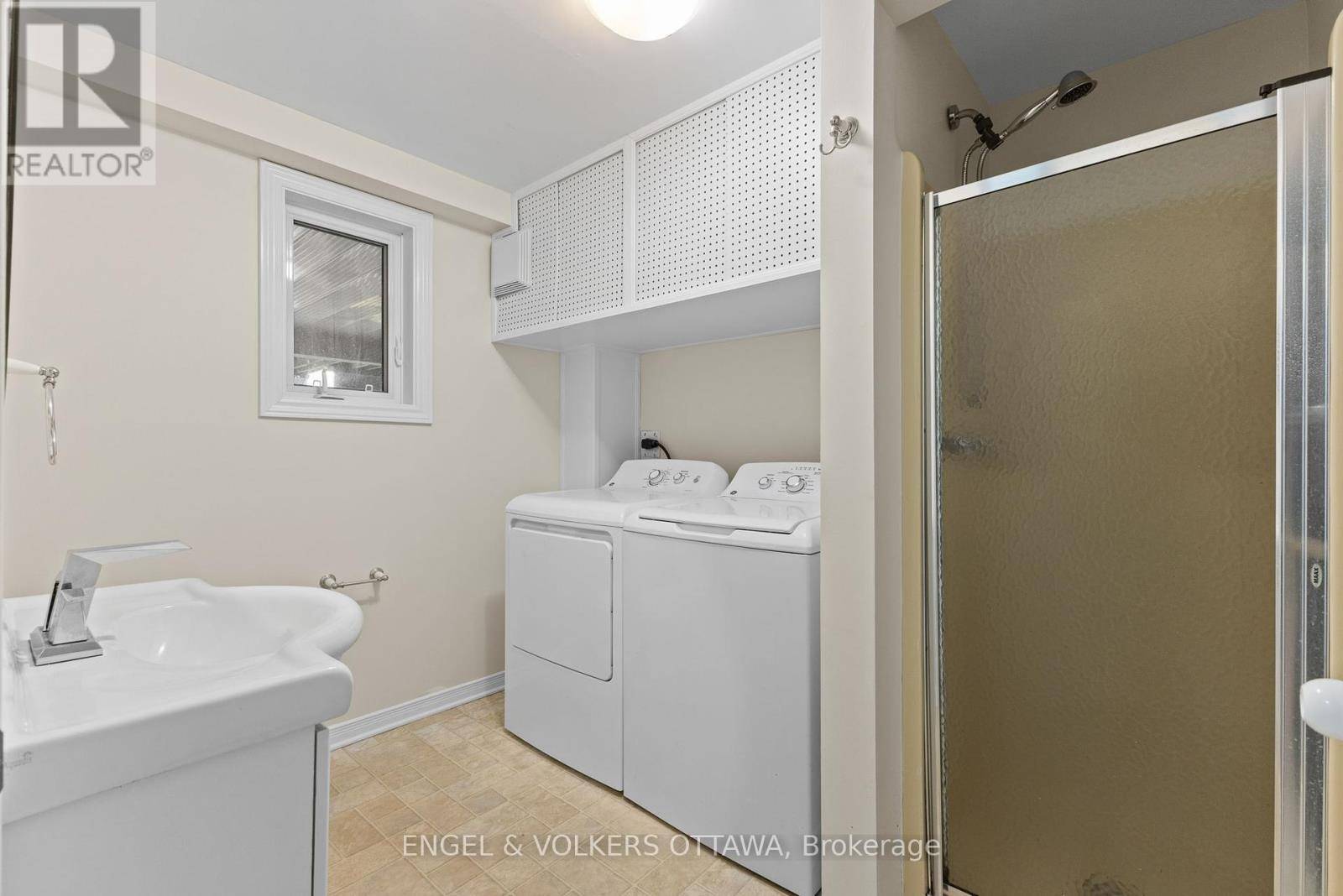Ottawa, ON K1J8Z7,1129 CHIMNEY HILL WAY