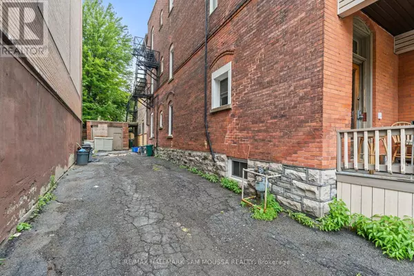 Ottawa, ON K2P0V9,315 WAVERLEY STREET W