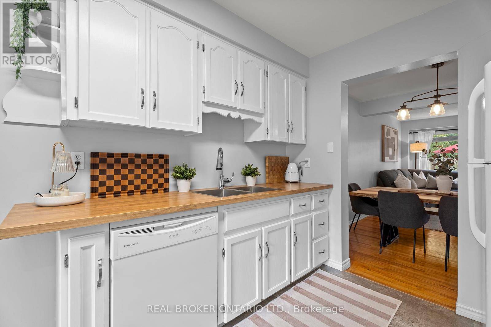 Guelph (onward Willow), ON N1H5T8,121 Bagot ST #2