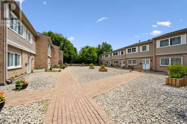 Guelph (dovercliffe Park/old University), ON N1G2X5,295 Water ST #75