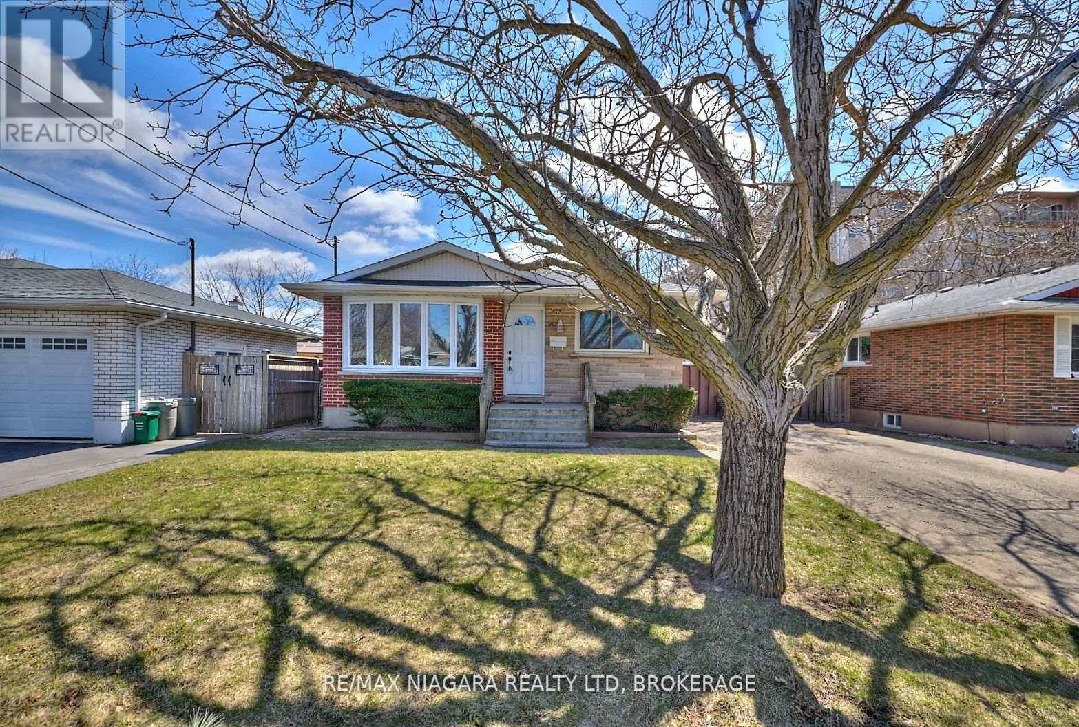 8 DENSGROVE DRIVE, St. Catharines (vine/linwell), ON L2M3M2