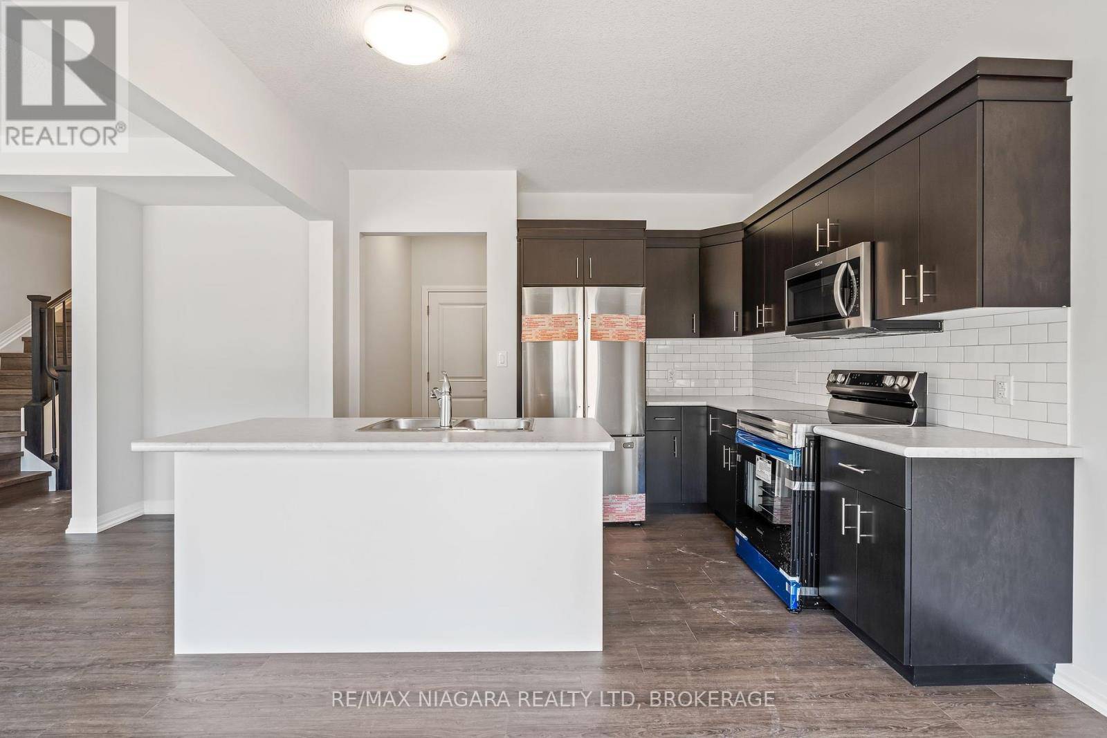 Thorold (confederation Heights), ON L2V0L7,142 Bur Oak DR #MAIN