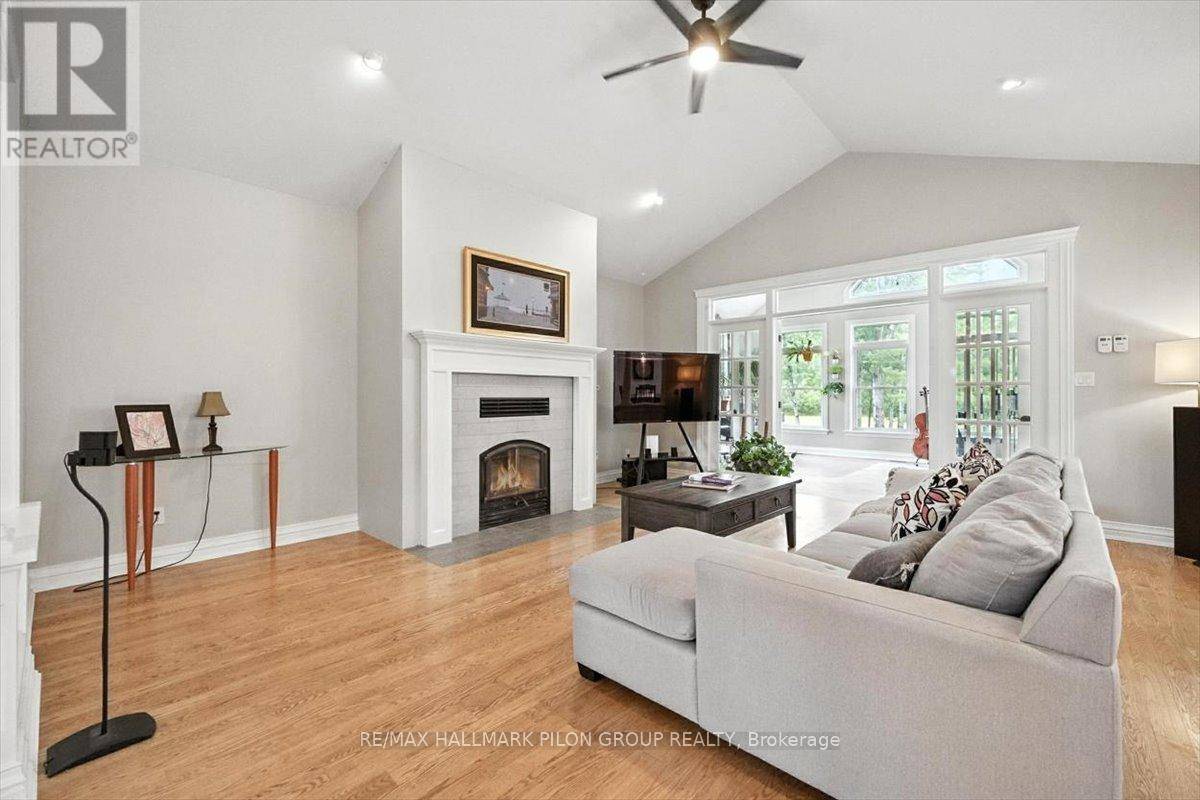 Ottawa, ON K4C1R9,3086 GREEN PINE COURT