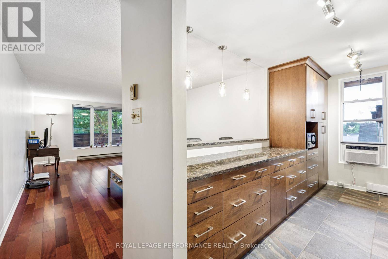 Ottawa, ON K1N7T9,71 Sweetland AVE #4