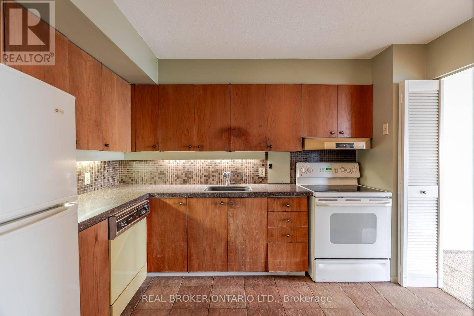 Ottawa, ON K1R7T2,151 Bay ST #1402