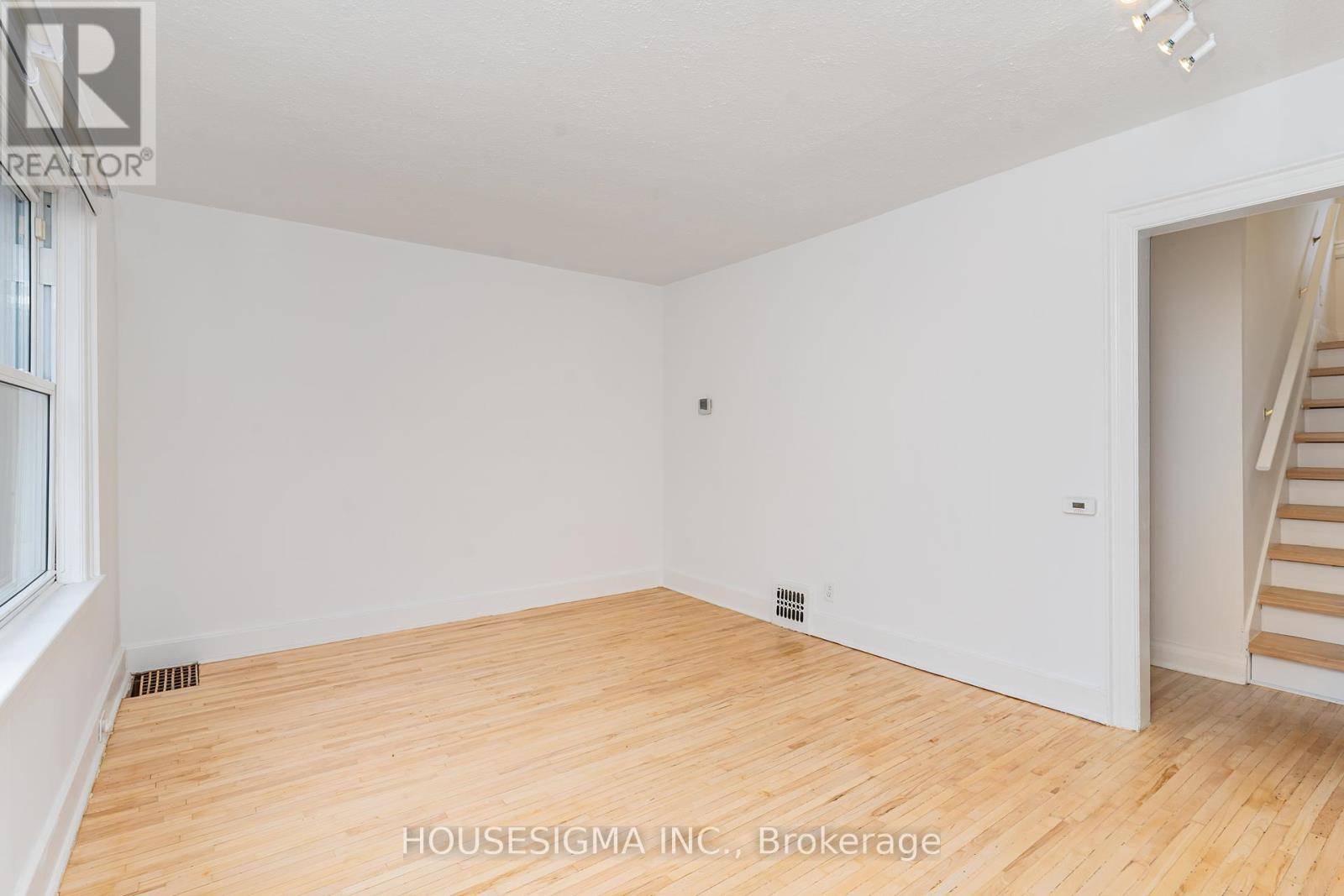Hamilton (ainslie Wood), ON L8S2T9,225 BOWMAN STREET