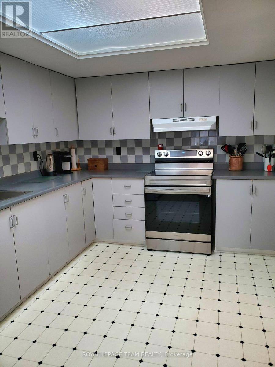 Ottawa, ON K2L4A6,61 MCGIBBON DRIVE S