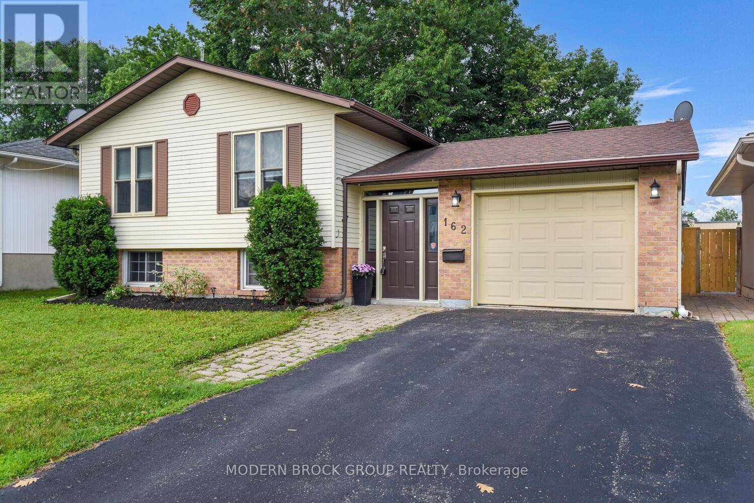 Brockville, ON K6V6W9,162 DANA STREET