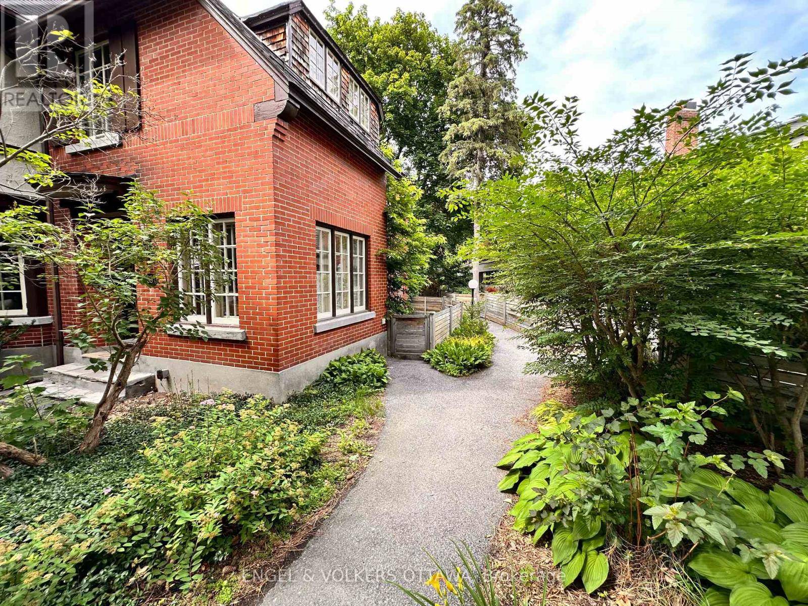 Ottawa, ON K1M0E5,33 BELVEDERE CRESCENT