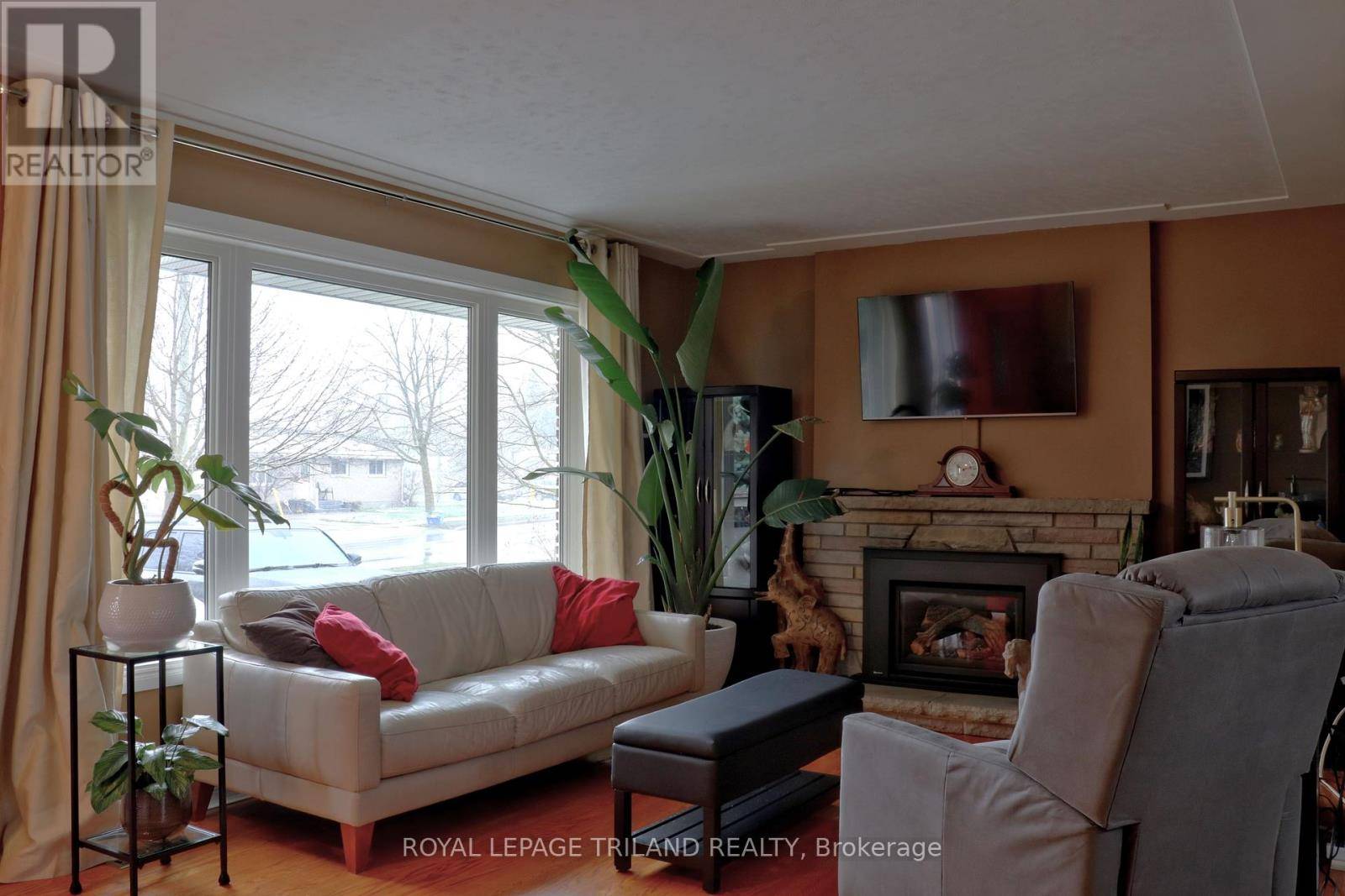 London South (south D), ON N6J3K2,517 BEACHWOOD AVENUE