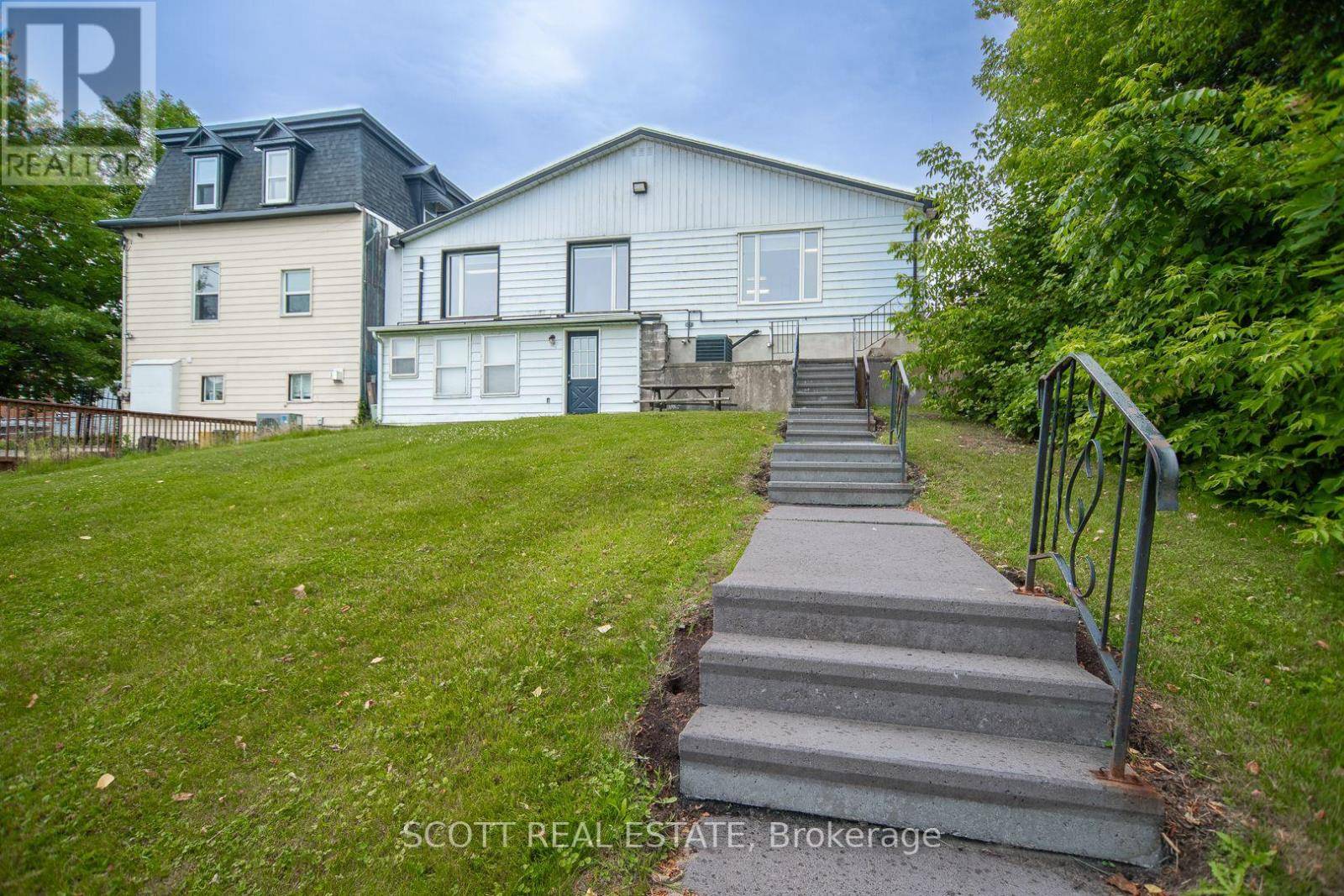 Pembroke, ON K8A5N5,351 PEMBROKE STREET W