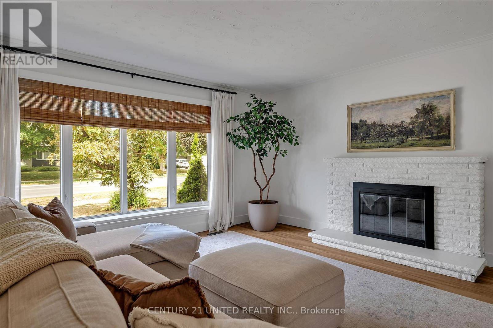 Peterborough West (north), ON K9J4Y3,997 WELLER STREET