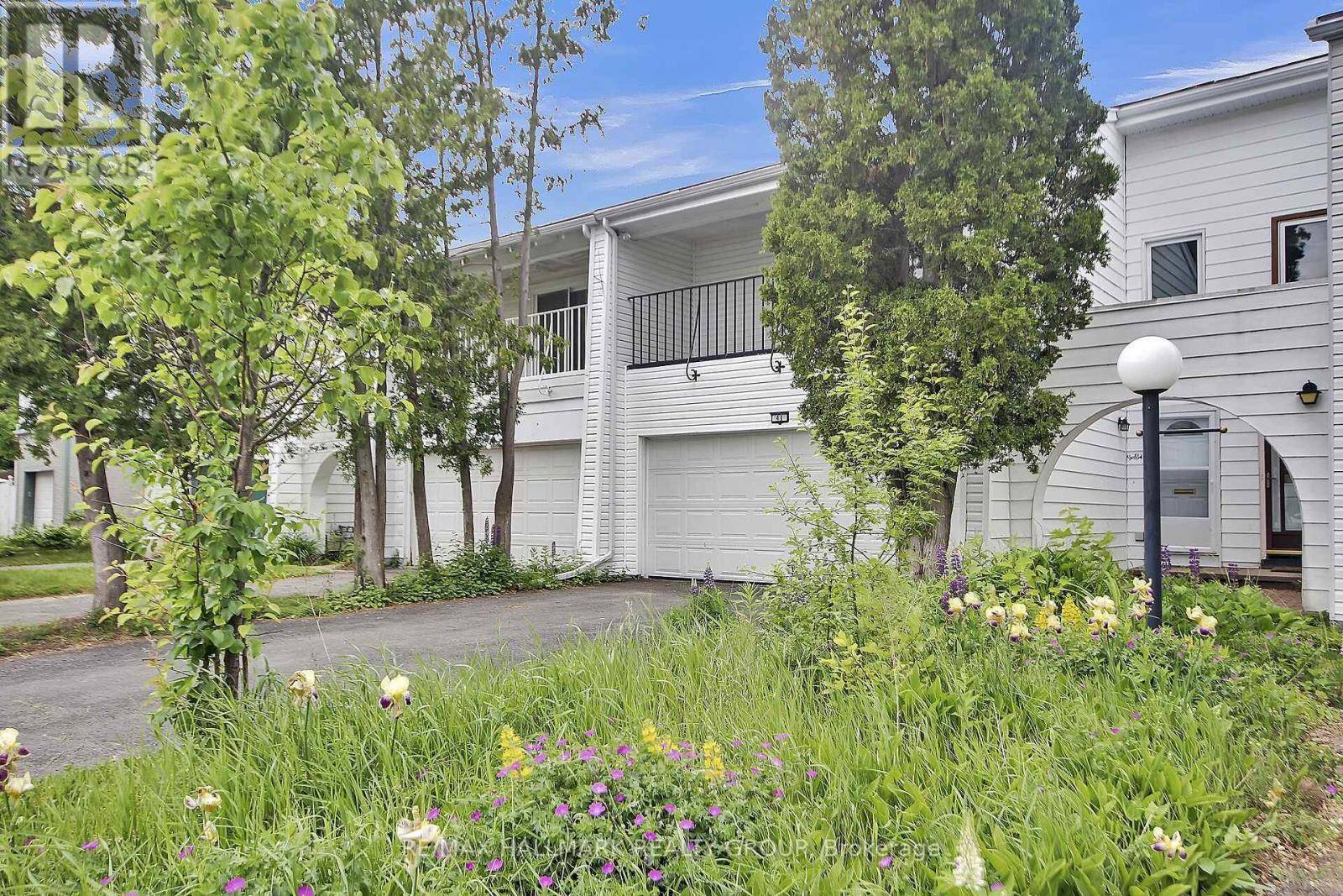 Ottawa, ON K2H5S2,41 GRADY CRESCENT