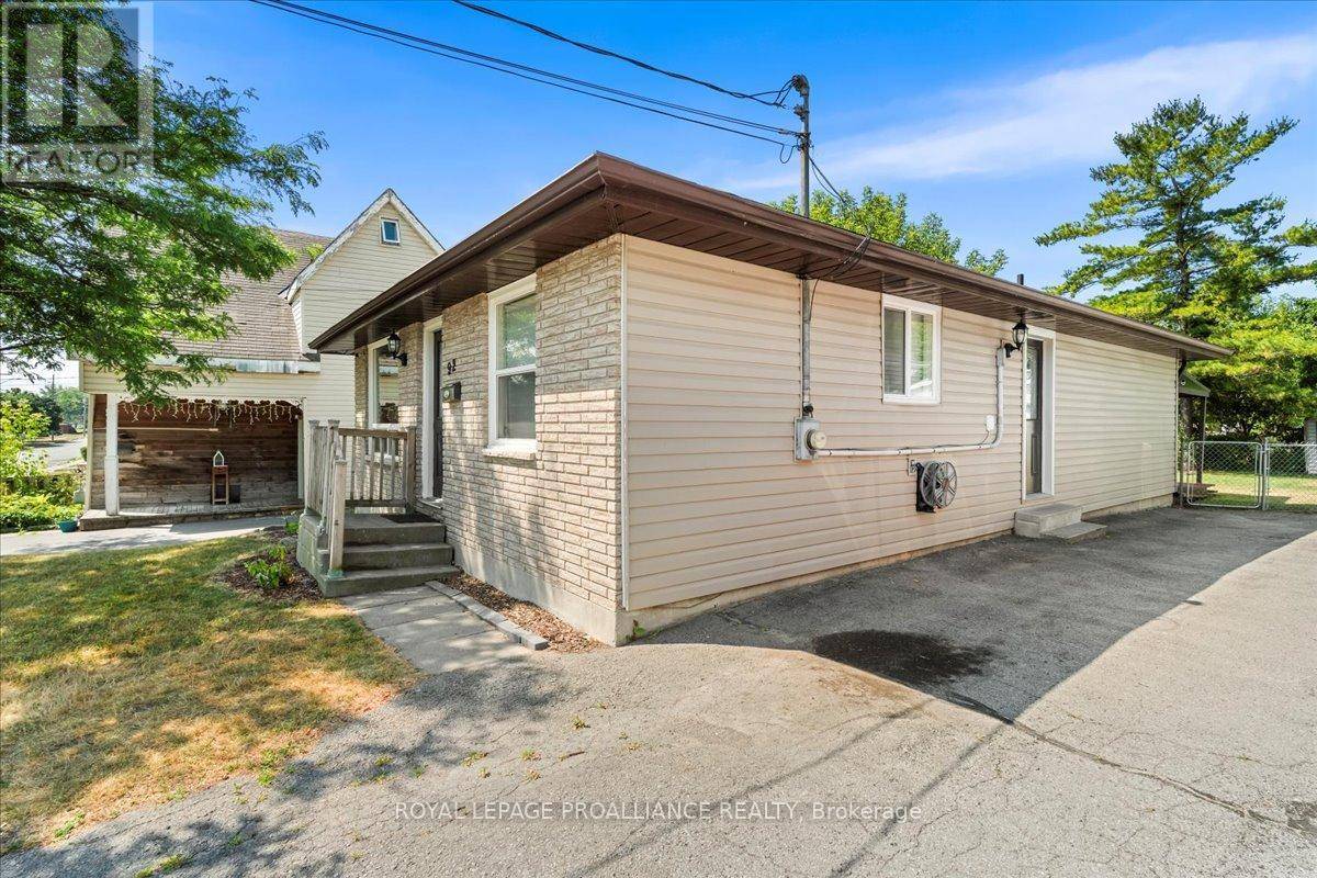 Belleville (belleville Ward), ON K8N3G9,92 GEORGE STREET S