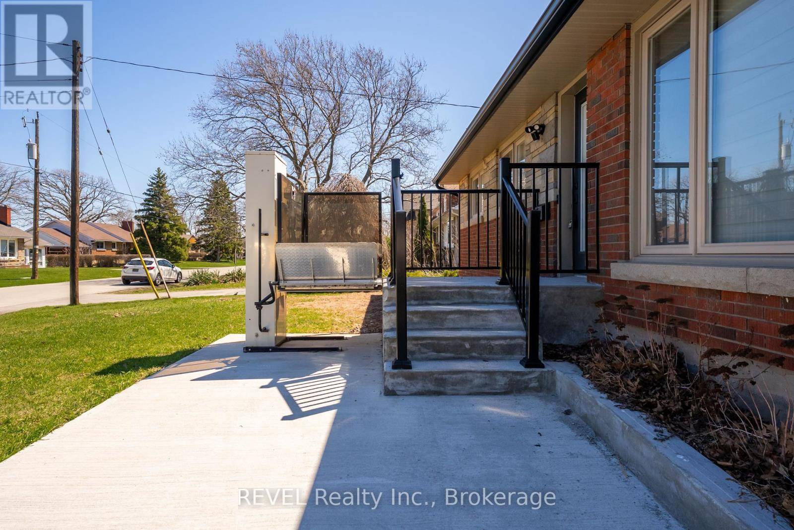 Hamilton (stoney Creek), ON L8G3L9,28 DALE AVENUE