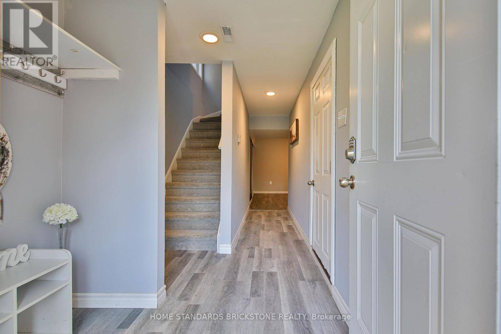 London South (south Y), ON N6E2H1,700 Osgoode DR North #38