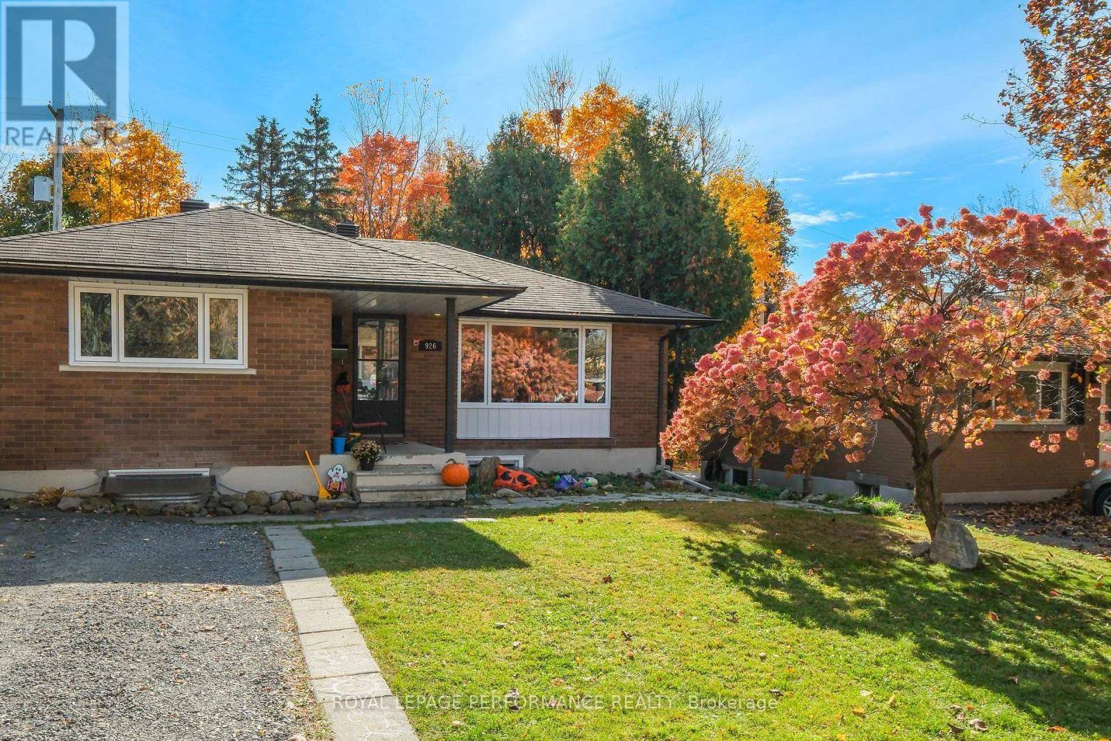 926 Charleswood AVE #main floor, Ottawa, ON K1K0W3