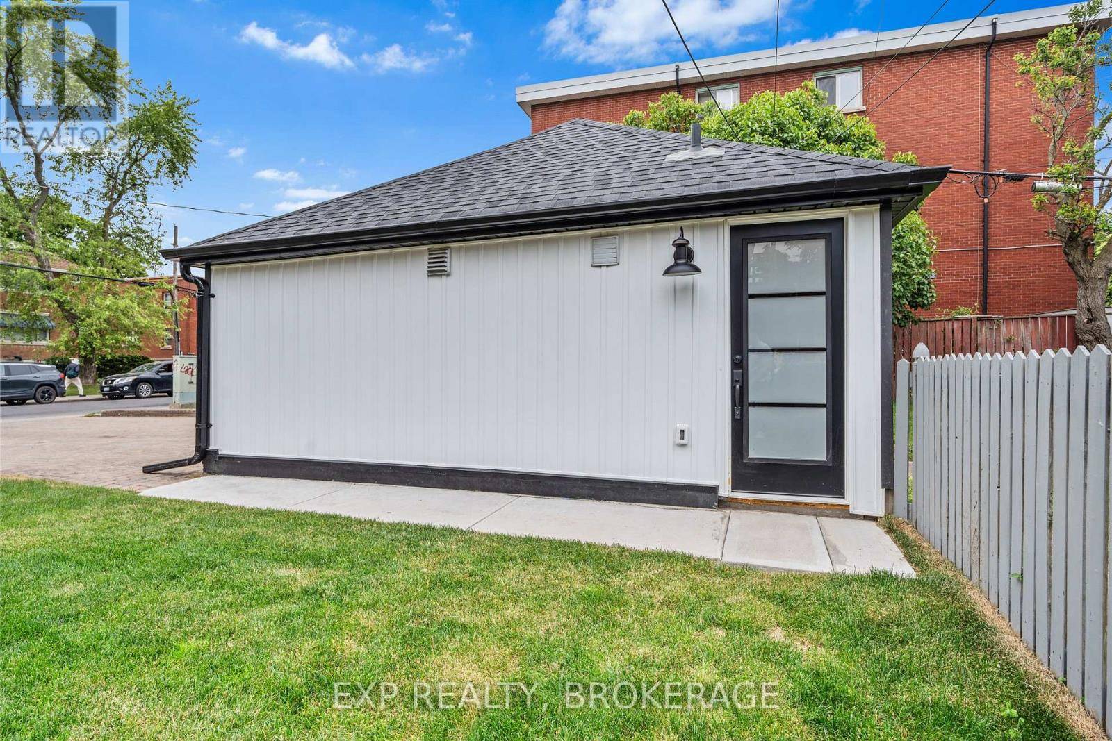 Kingston (central City East), ON K7L4M8,493 COLLEGE ST #4