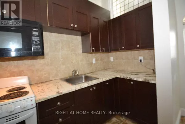 Ottawa, ON K1N8E6,17 Marlborough AVE East #103
