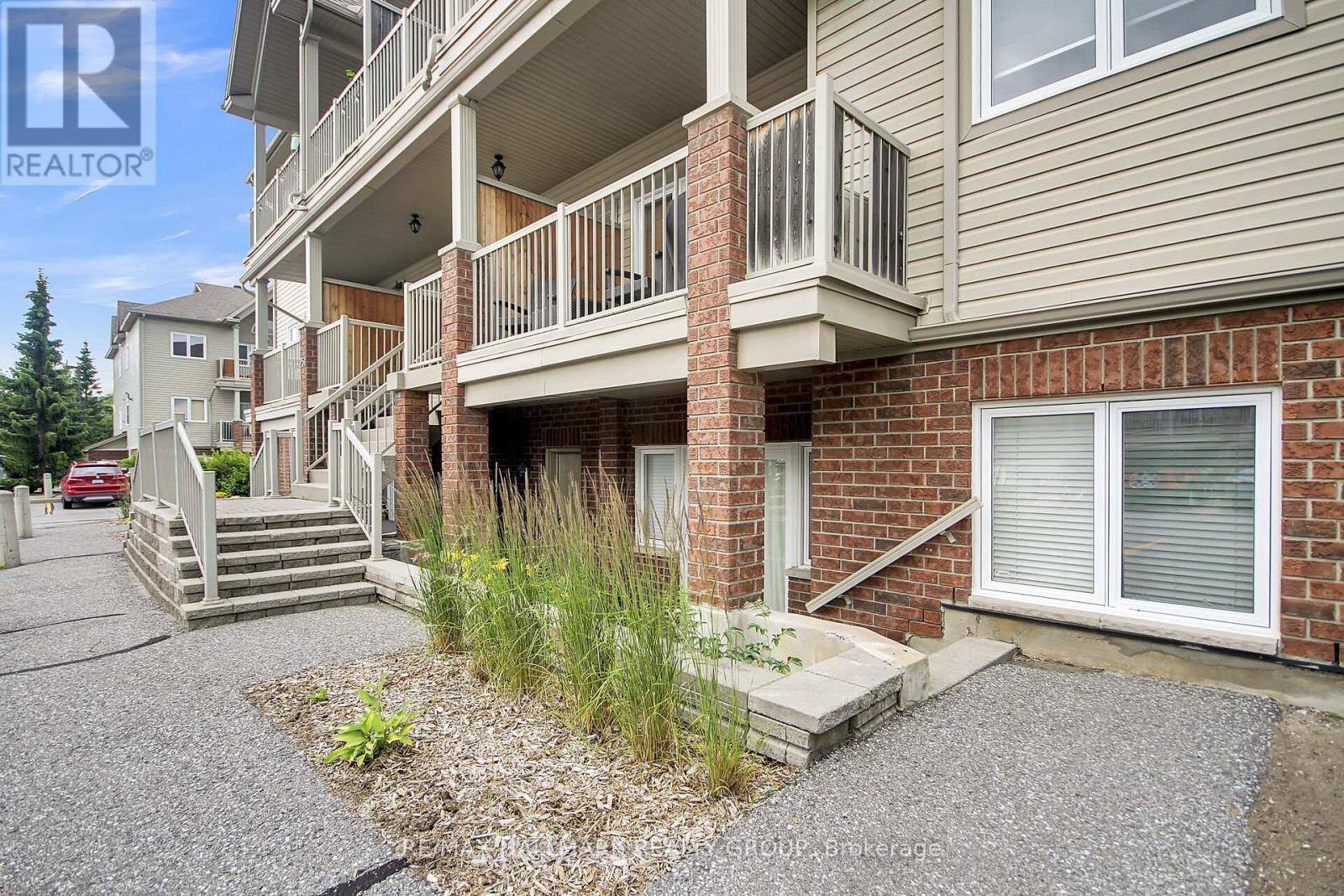 Ottawa, ON K2G0A9,251 Crestway DR #14 / B