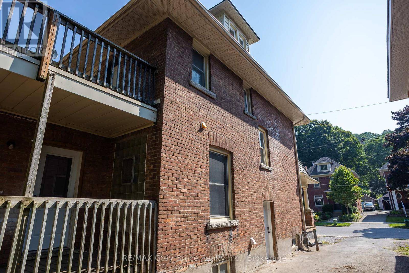 Owen Sound, ON N4K2N2,516 4TH AVENUE E