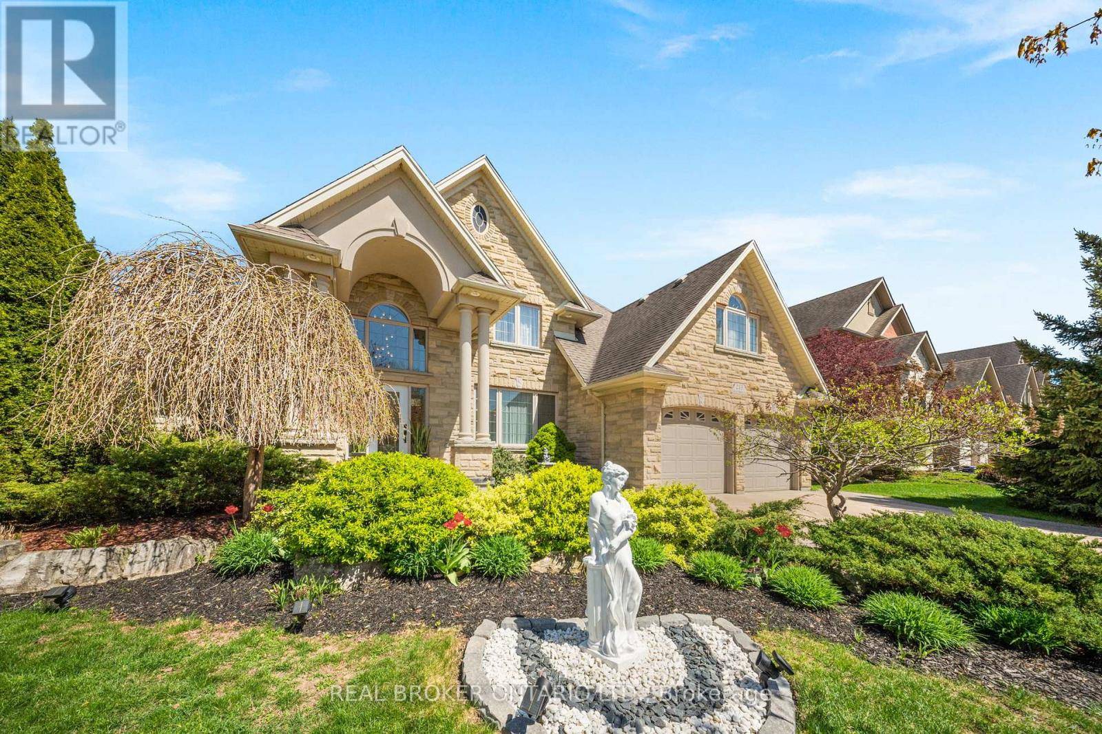 Kitchener, ON N2P2W8,215 BLACK MAPLE COURT