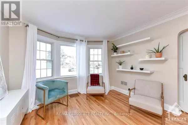 Ottawa, ON K1M1X6,118 IVY CRESCENT