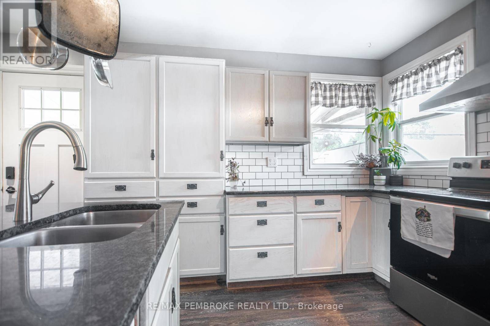 Petawawa, ON K8H1Z6,2 WHITE STREET