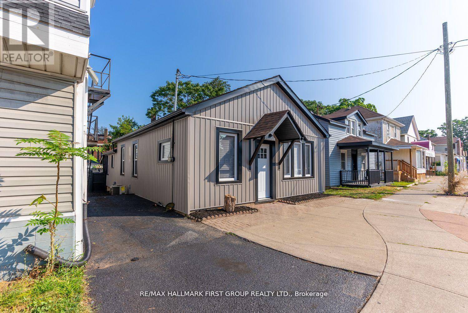 St. Catharines (e. Chester), ON L2R2Z1,53 QUEENSTON STREET