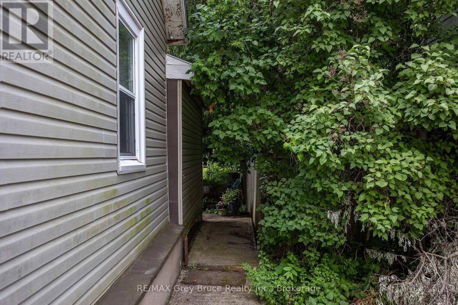 Owen Sound, ON N4K5G2,884 6TH AVE W