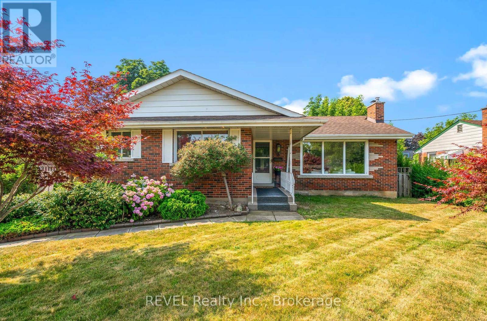 St. Catharines (carlton/bunting), ON L2M6A5,18 BROADMORE AVENUE