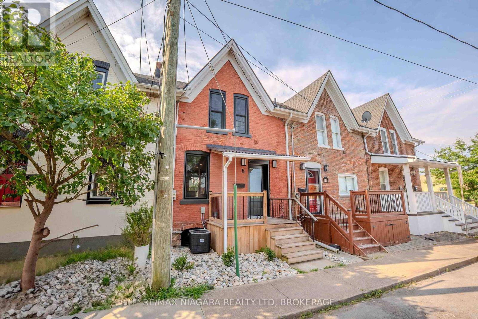 St. Catharines (oakdale), ON L2T1E7,6 ALMOND STREET