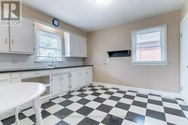 St. Catharines (secord Woods), ON L2P1Y6,29 ROSEDALE AVENUE