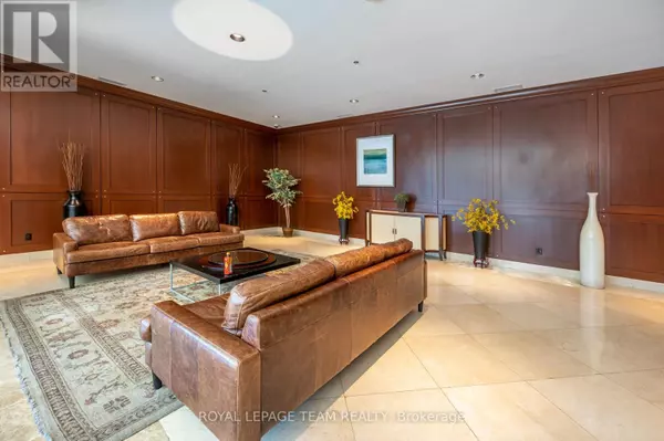 Ottawa, ON K1N5Y1,200 Rideau ST #1704