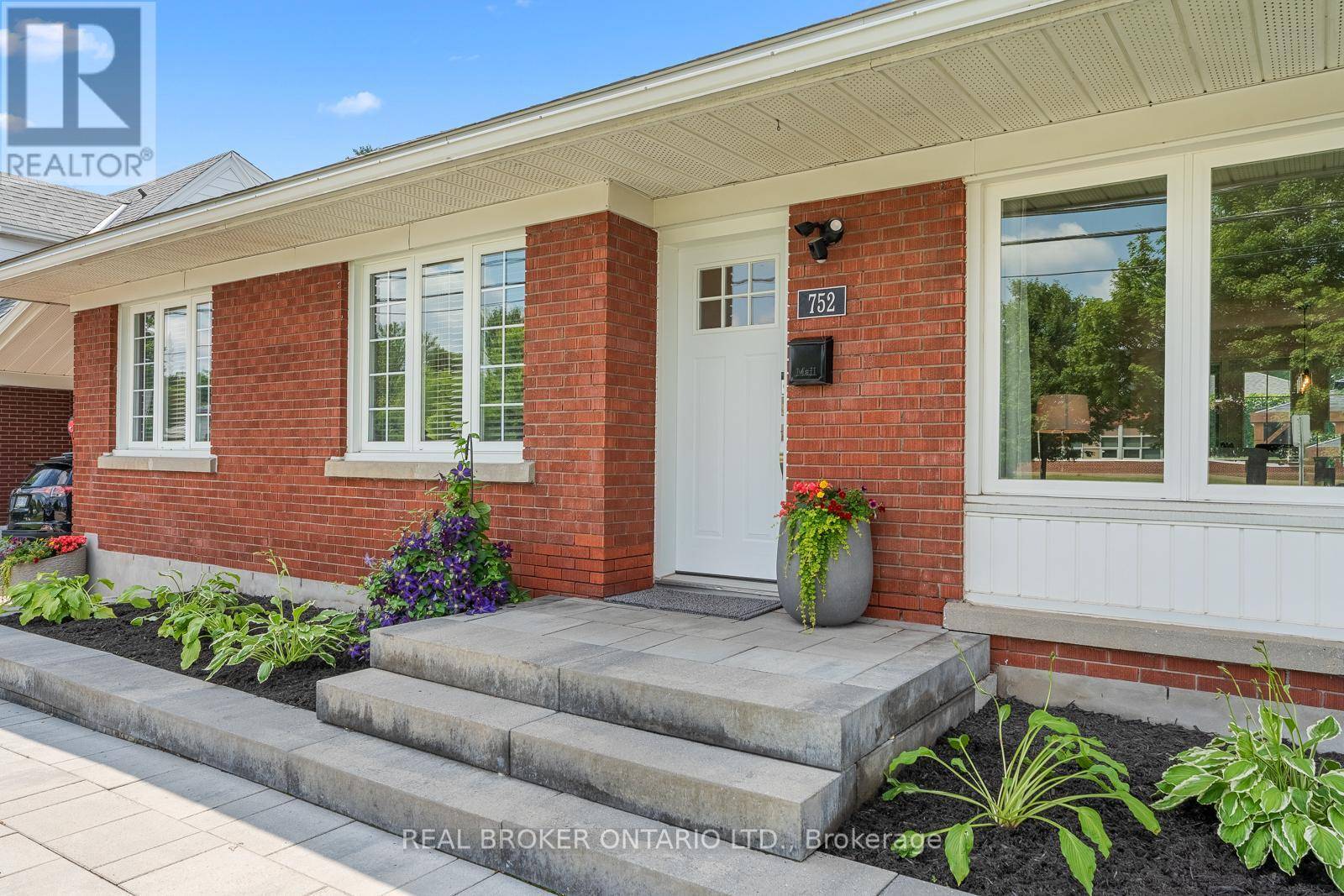 Ottawa, ON K1G1P1,752 SMYTH ROAD