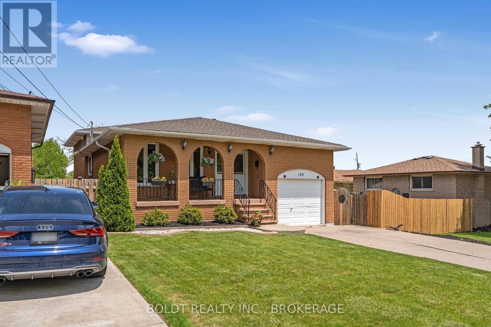 Hamilton (quinndale), ON L8W1H7,124 QUAKER CRESCENT