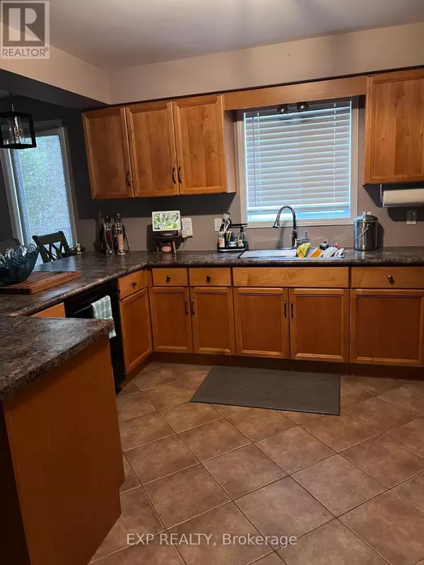 London North (north S), ON N6G0C7,2115 FOXWOOD AVENUE