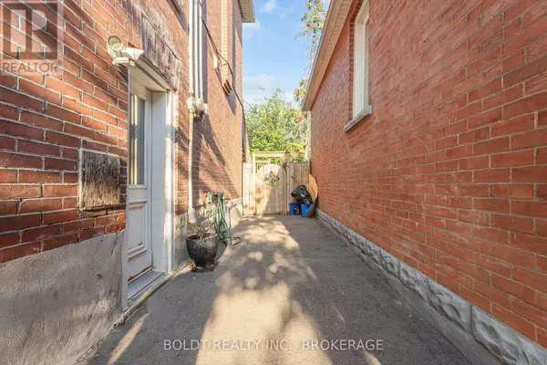 Hamilton (delta), ON L8M3J6,209 ROSSLYN AVENUE S