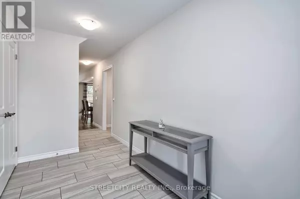 London North (north S), ON N6G0T3,1061 Eagletrace DR #77