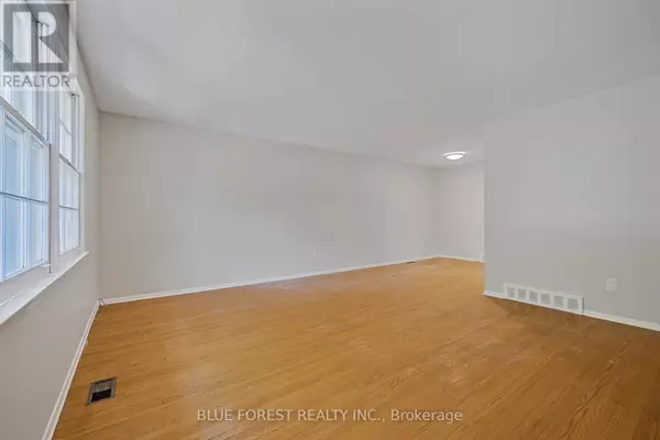 London East (east C), ON N5Y4H9,689 SEVILLA PARK PLACE