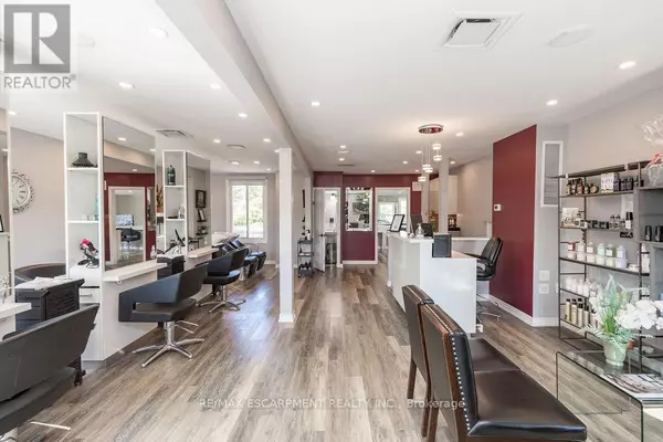 664 UPPER JAMES STREET, Hamilton (bonnington), ON L9C2Z3