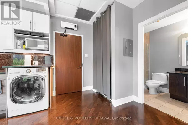 Ottawa, ON K2P1A3,320 Mcleod ST #102