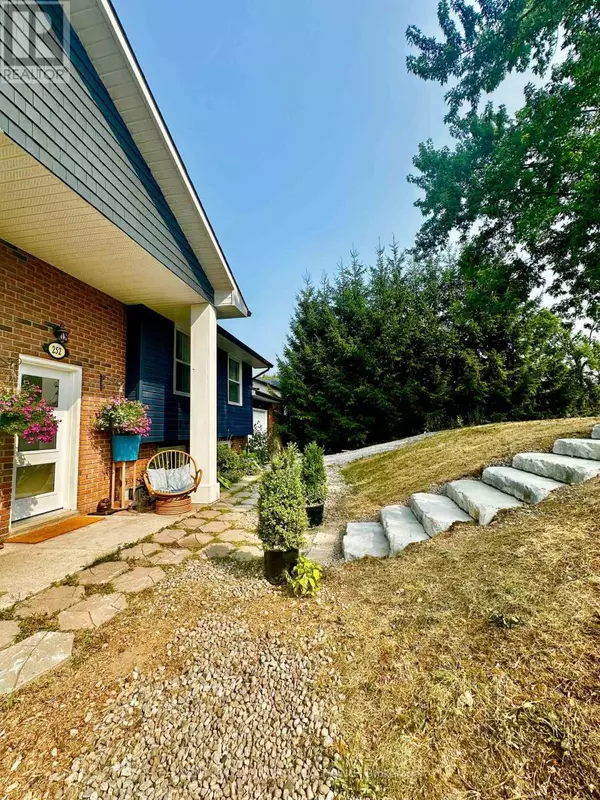 Selwyn, ON K0L2H0,252 QUEEN STREET