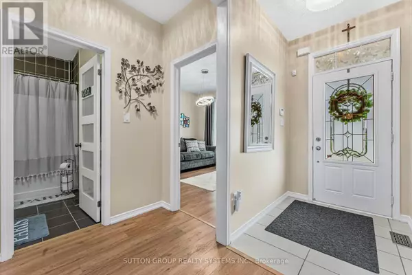 Niagara Falls (brown), ON L2H0K4,8424 MULBERRY DRIVE